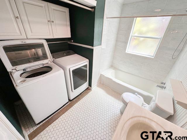 1012 W 8th St, Tyler, TX 75701 - laundry area featuring washer and clothes dryer