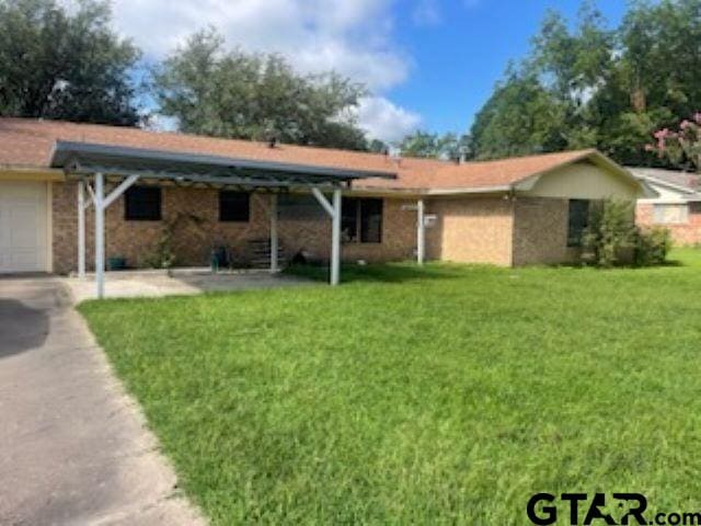 779 E Texas St, Van, TX 75790 - ranch-style home featuring a front yard, an attached garage, and asphalt driveway