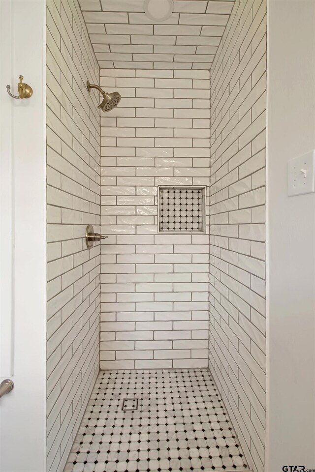 1301 Roseland Blvd, Tyler, TX 75701 - bathroom with tiled shower