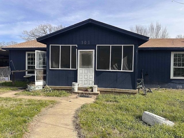 view of front of home featuring a front yard