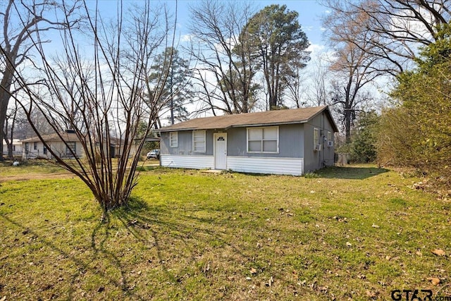 view of front facade with a front yard