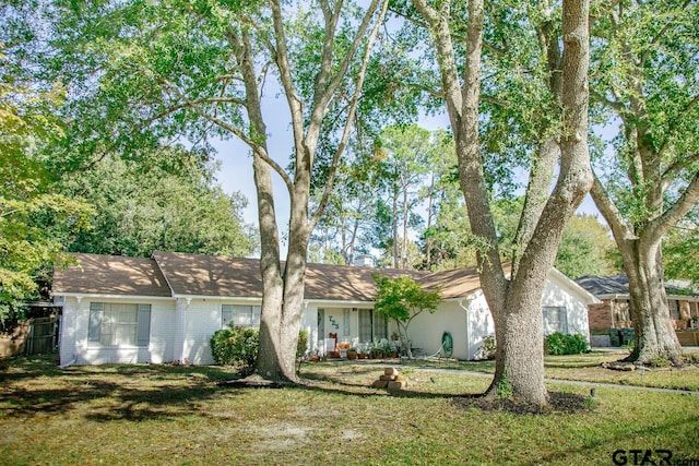 single story home with a front yard