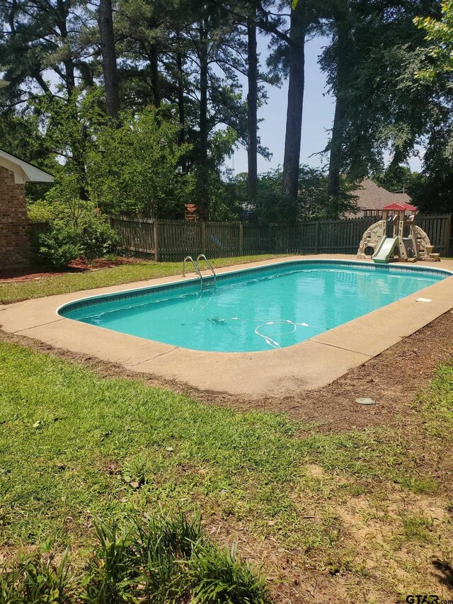 2808 Tryon Rd, Longview, TX 75605 - view of swimming pool featuring a lawn