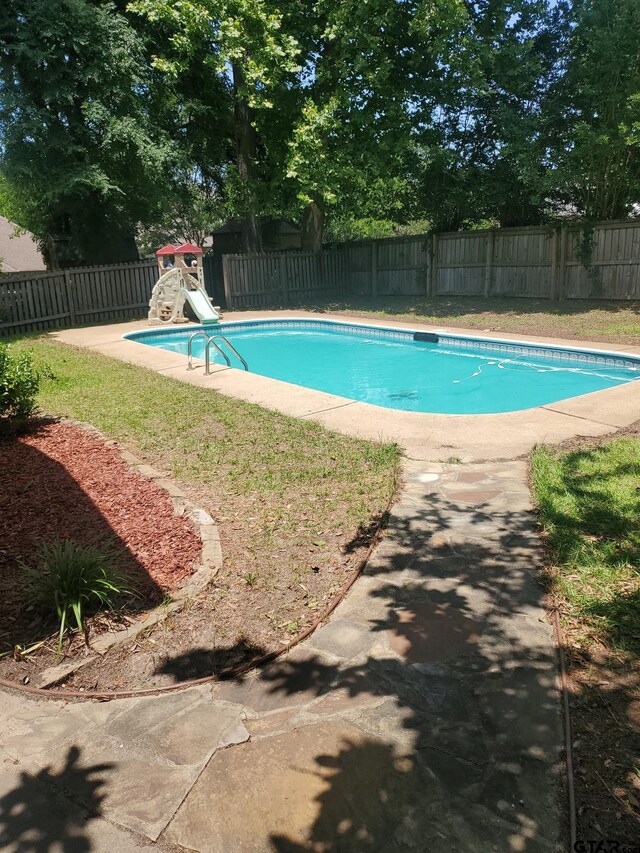 2808 Tryon Rd, Longview, TX 75605 - view of swimming pool featuring a yard