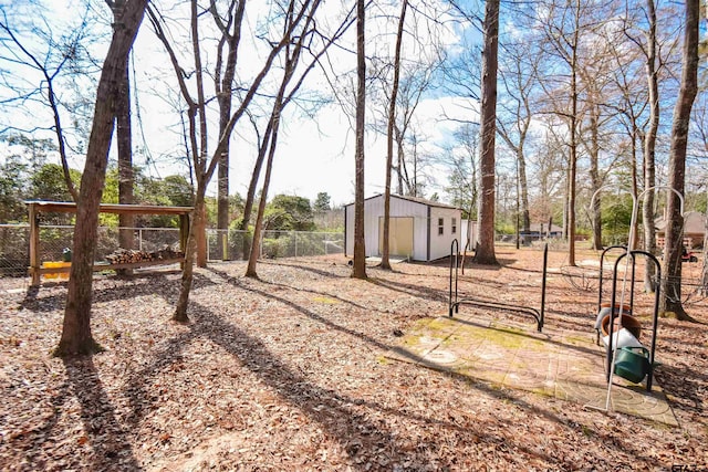 view of yard featuring an outbuilding