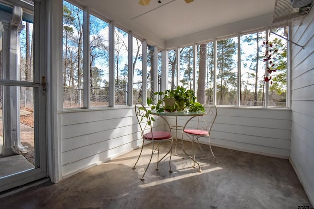 sunroom / solarium with ceiling fan