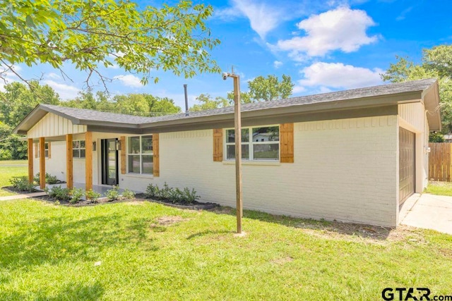 8100 Jewell Ln, Tyler, TX 75703 - single story home featuring brick siding, a front yard, an attached garage, and roof with shingles