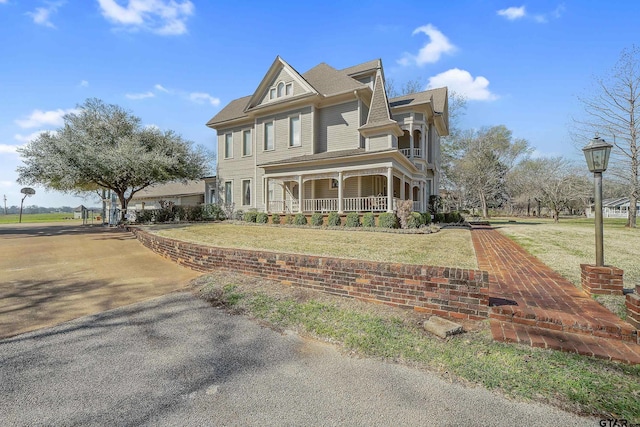 view of front of home with a porch and a front lawn