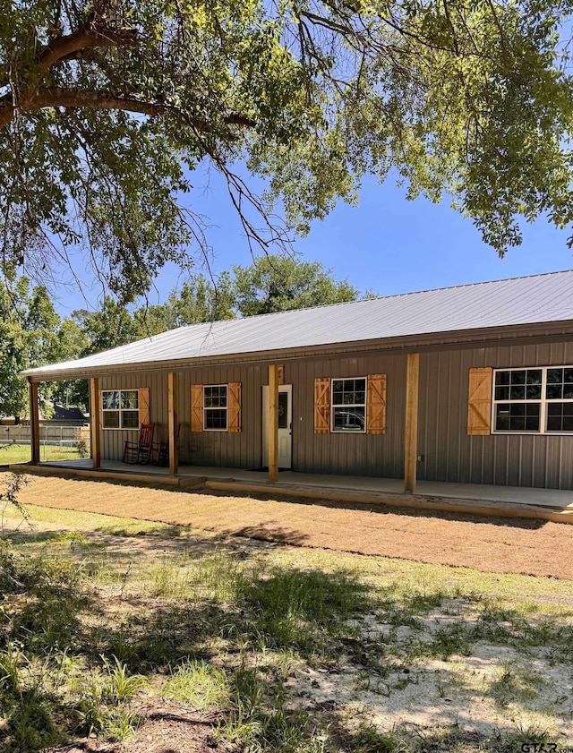 9089 Raspberry Ave, Frankston, TX 75763 - view of front of house with a porch