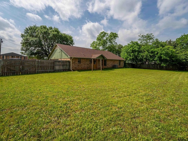 view of yard featuring a fenced backyard