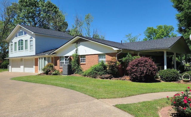 view of front of house featuring cooling unit, a garage, and a front lawn