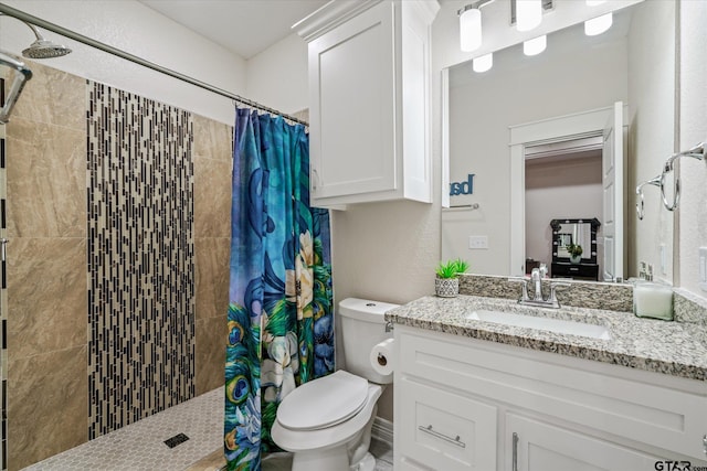 bathroom with a shower with shower curtain, vanity, and toilet