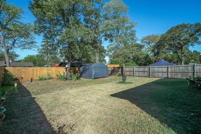 view of yard with a shed