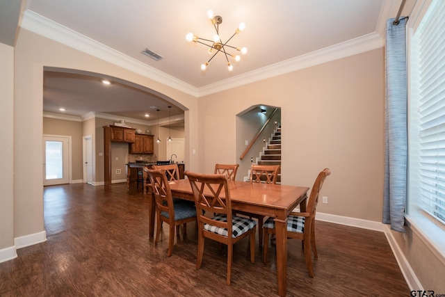 dining space featuring arched walkways, a notable chandelier, dark wood-type flooring, ornamental molding, and baseboards