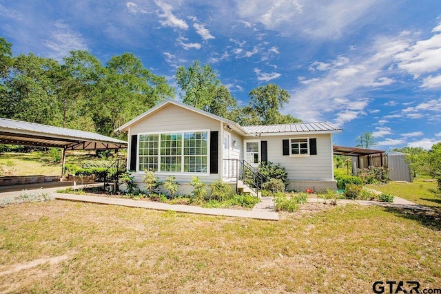 view of front of house with a front lawn and metal roof