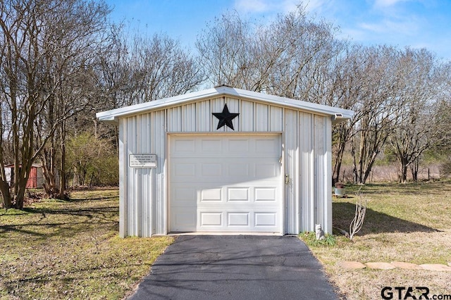 detached garage featuring aphalt driveway