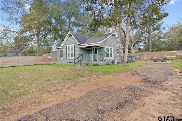 view of front of property featuring a front lawn