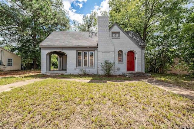 view of front of home featuring a front yard