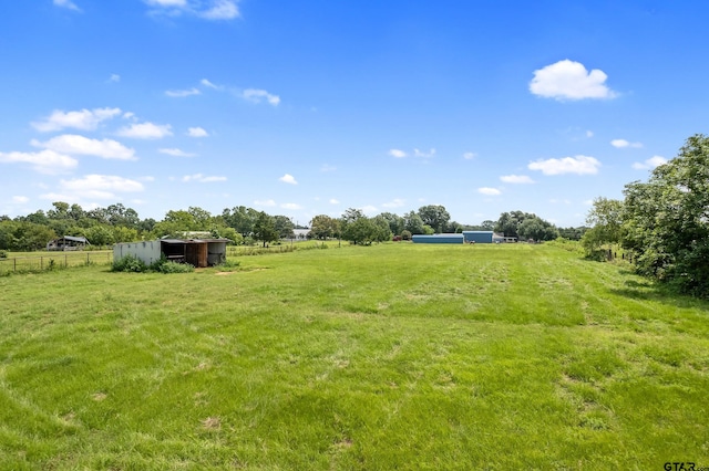 view of yard featuring a rural view