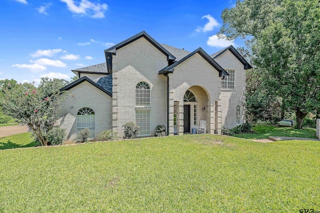 view of front of home with a front lawn