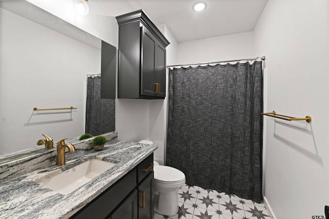 bathroom featuring a shower with curtain, vanity, and toilet