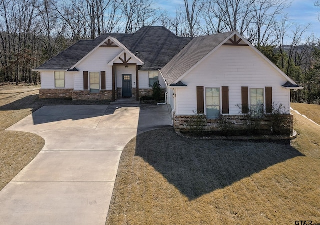 view of front facade with a front lawn