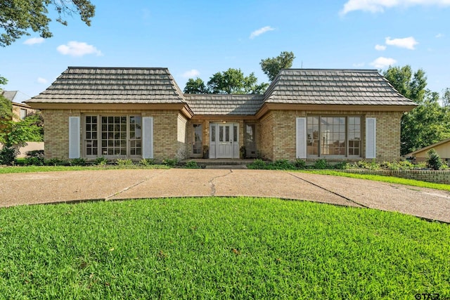 view of front of house featuring a front yard