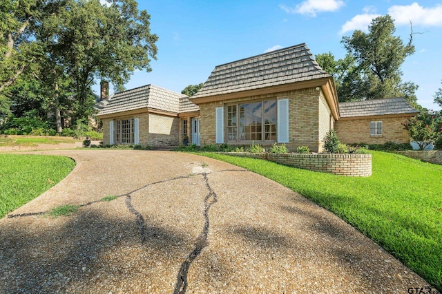 view of front of property featuring a front yard