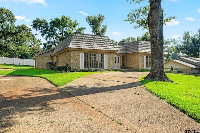 view of front of home with a front lawn