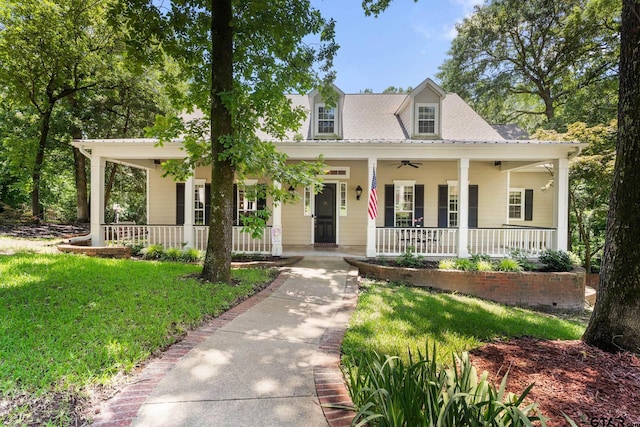 3631 River Oaks Ct, Tyler, TX 75707 - view of front of property with covered porch, a ceiling fan, and a front lawn