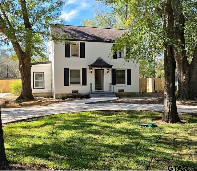 301 Harold St, Crockett, TX 75835 - colonial house featuring driveway