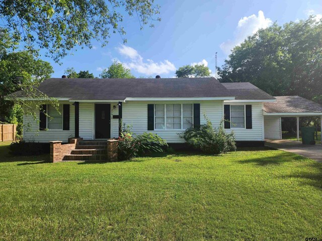 216 Mattison St, Pittsburg, TX 75686 - single story home featuring a carport and a front yard