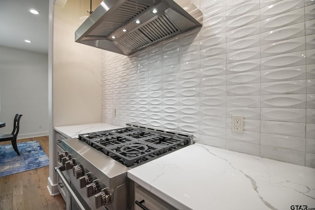 7863 Cross Rd, Tyler, TX 75703 - kitchen with premium range hood, gas range, wood finished floors, decorative backsplash, and recessed lighting