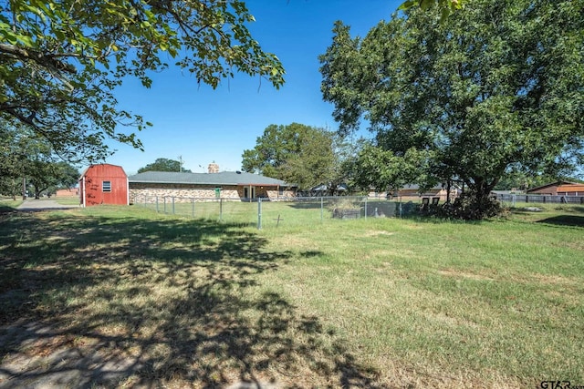 view of yard featuring a storage unit