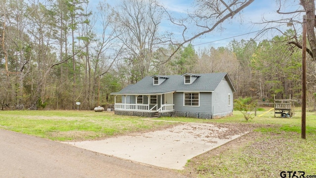 view of front of property with a porch and a front lawn