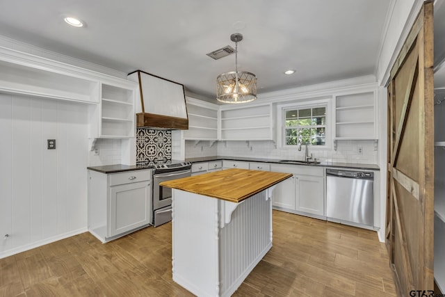 2010 County Road 4250, Winnsboro, TX 75494 - kitchen featuring open shelves, appliances with stainless steel finishes, a sink, recessed lighting, and ornamental molding