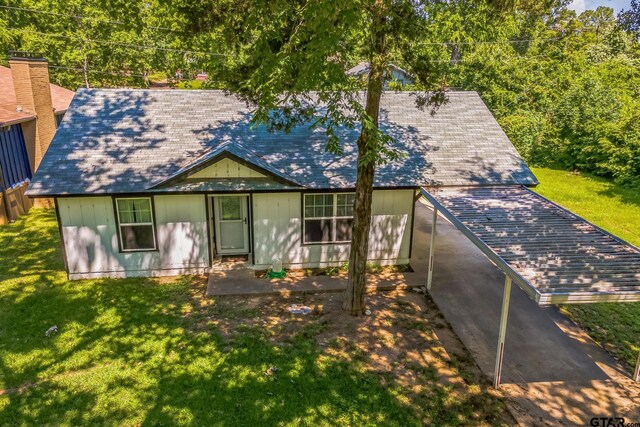 521 Hilltop Dr, Tool, TX 75143 - view of front of home with a front lawn