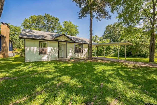 521 Hilltop Dr, Tool, TX 75143 - ranch-style home featuring a front yard, an attached carport, and central air condition unit
