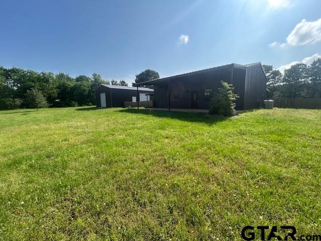 view of yard with an outbuilding