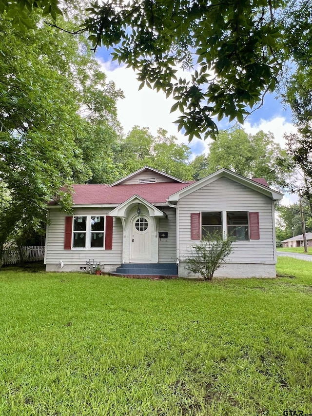 702 W Kilpatrick St, Mineola, TX 75773 - view of front of property with a front lawn