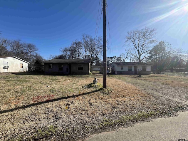 ranch-style house featuring a front lawn