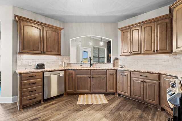 kitchen featuring a sink, dark wood-type flooring, dishwasher, range, and backsplash