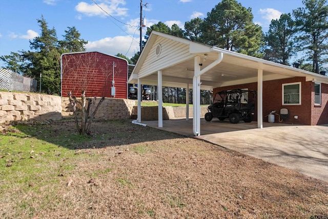 view of yard featuring a carport and a storage shed