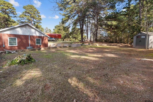 view of yard featuring a shed