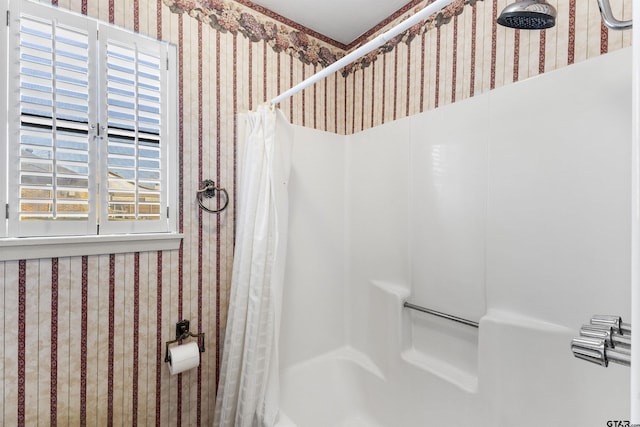 bathroom featuring shower / tub combo with curtain