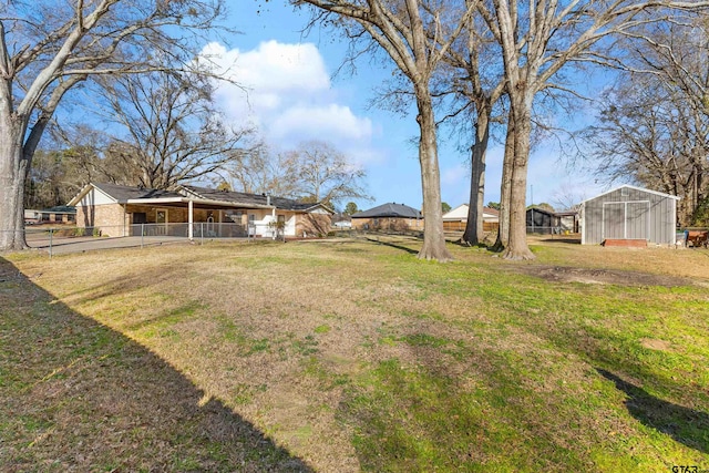 view of yard featuring an outbuilding