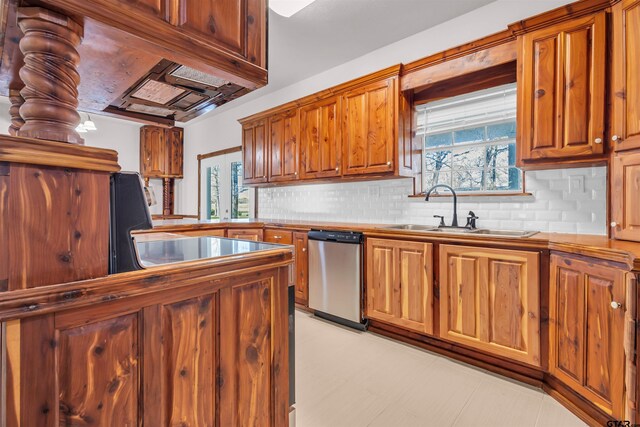 unfurnished room featuring carpet floors and ceiling fan