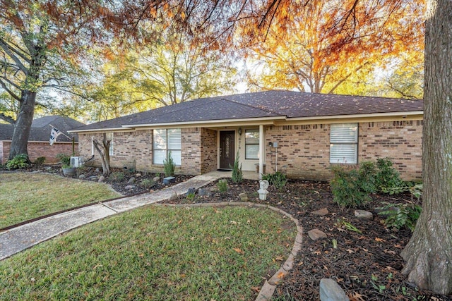 ranch-style home featuring a front lawn