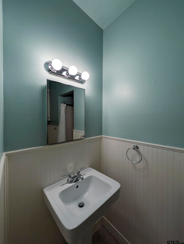 bathroom featuring sink