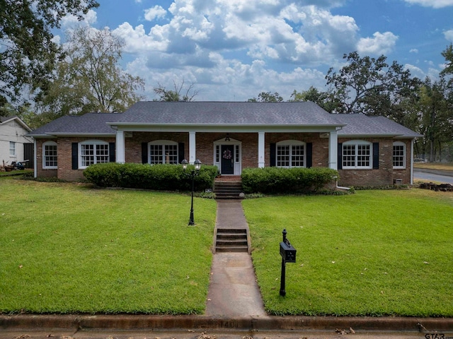 single story home featuring a front lawn